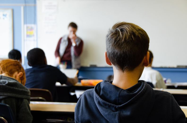 Schüler*innen sitzen in einem Klassenraum