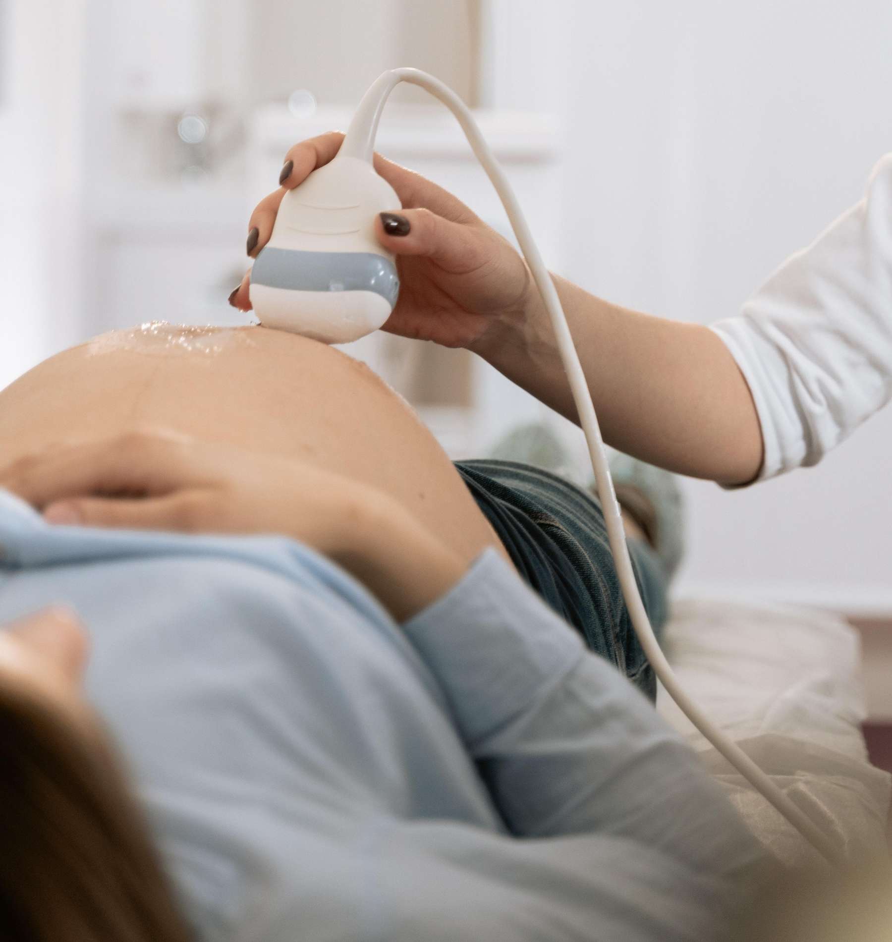 Eine Schwangere Frau bei der Ultraschalluntersuchung