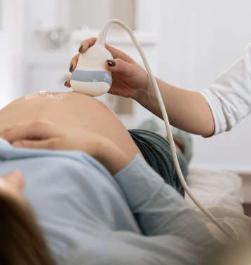 Eine Schwangere Frau bei der Ultraschalluntersuchung Eine Schwangere Frau bei der Ultraschalluntersuchung