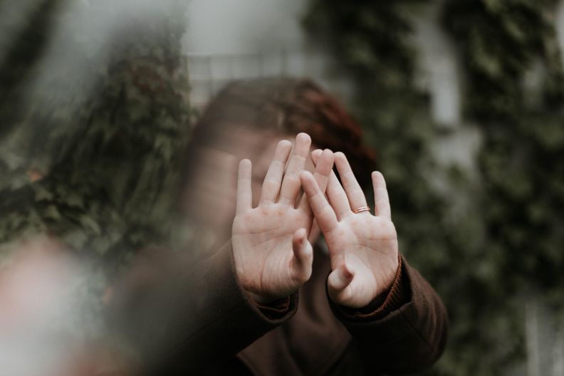 Frau mit abwehrender Haltung Frau mit abwehrender Haltung