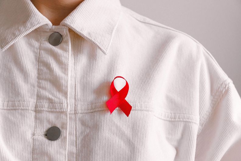 Ende 2020 lebten schätzungsweise 37,7 Millionen Menschen mit HIV, so die WHO. Durch angepasste Therapie kann die Virusreplikation unterdrückt werden.