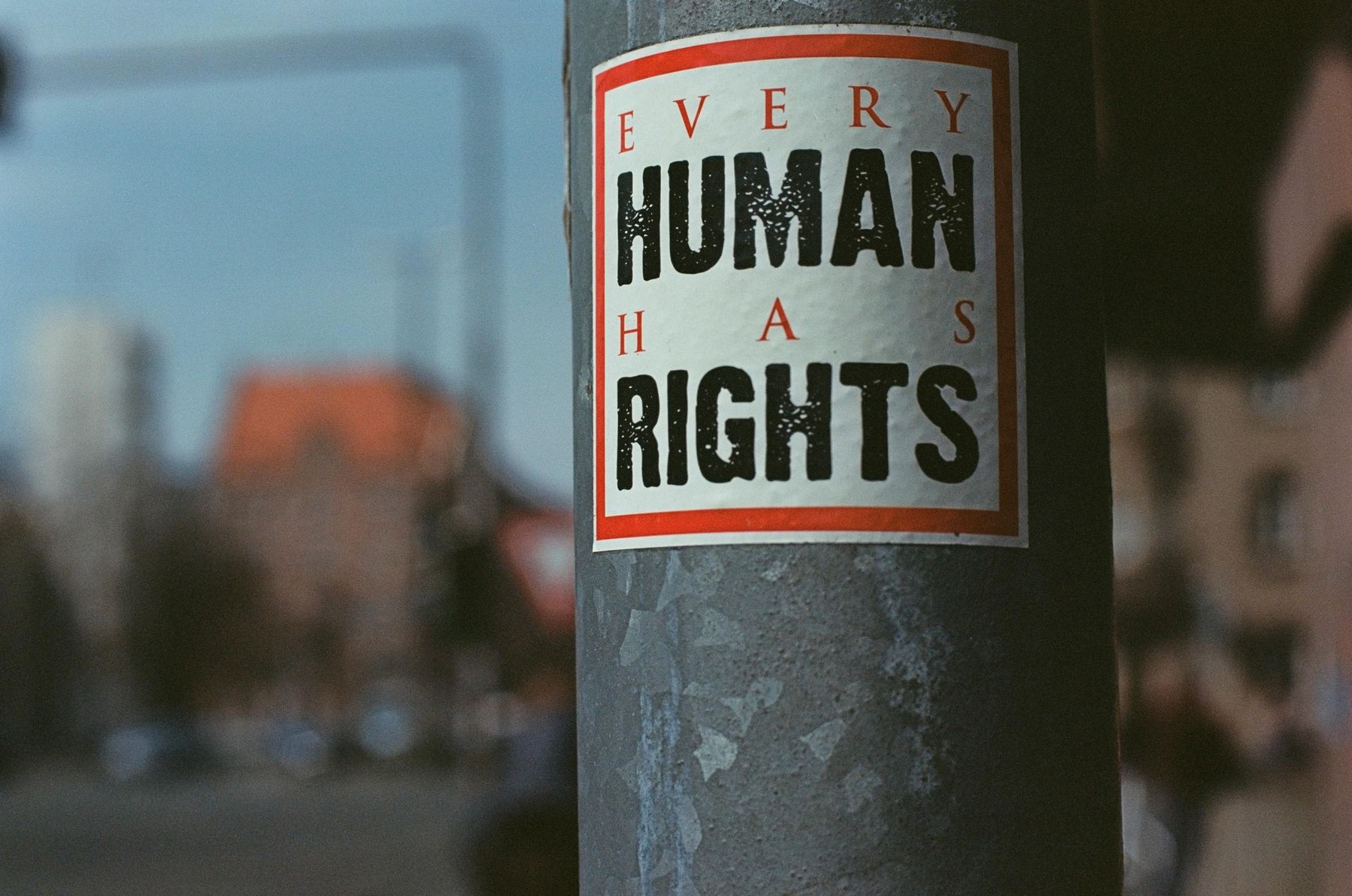 Sticker mit der englischen Aufschrift "Alle Menschen haben Rechte"