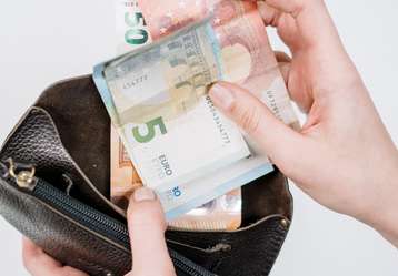 Geldbörse mit wenig Geldscheinen Geldbörse mit wenig Geldscheinen