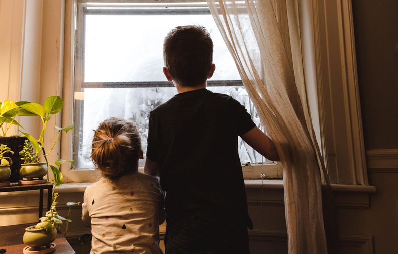 Kinder am Fenster Kinder am Fenster