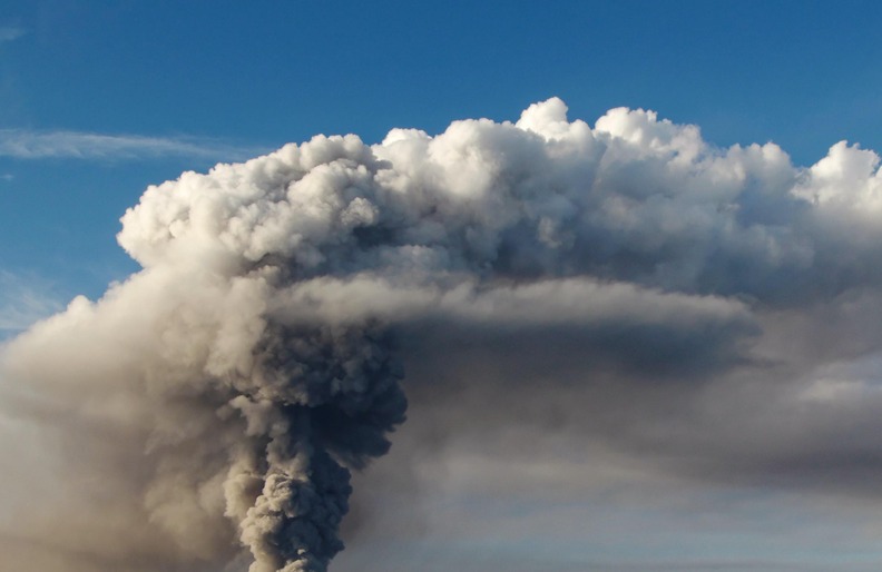 Vulkan stößt Aschewolke aus. Vulkan stößt Aschewolke aus.