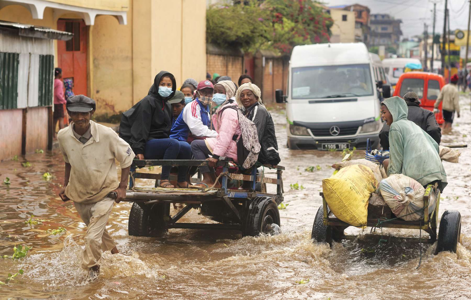 Menschen wandern durch überschwemmte Straßen