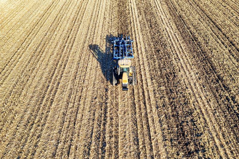 Traktor steht auf Weizenfeld Traktor steht auf Weizenfeld