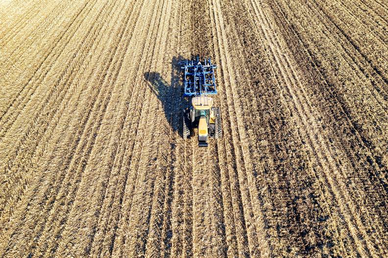 Traktor steht auf Weizenfeld