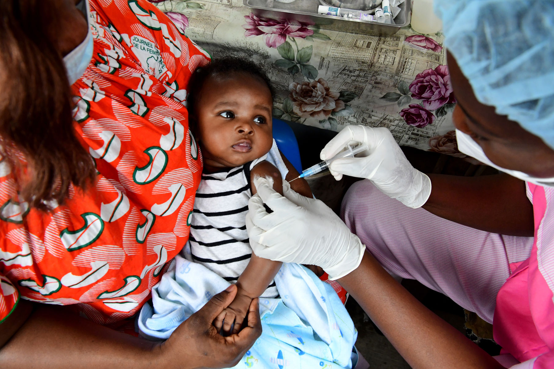 Kind bekommt Masernimpfung verabreicht