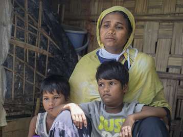 Eine verzweifelte Rohingya Familie