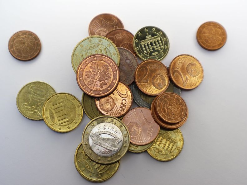 Euromünzen liegen auf einem Tisch