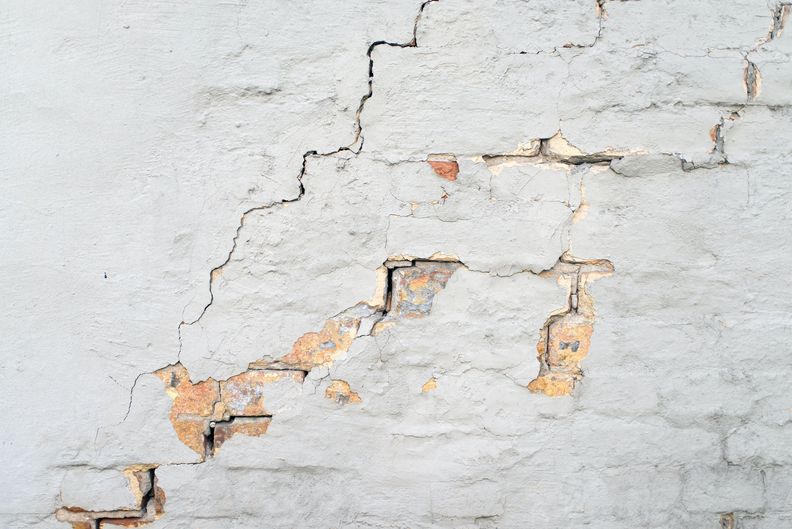 Risse in einer Mauer Risse in einer Mauer