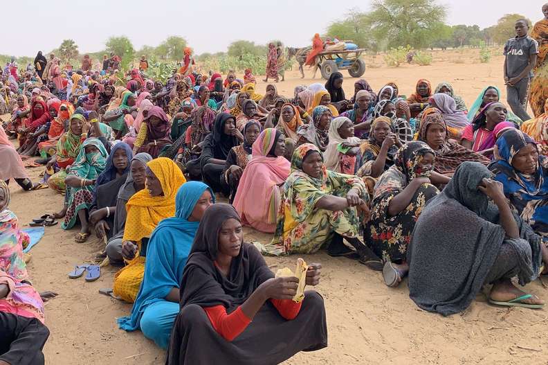 Wartende sudanesische Flüchtlinge Wartende sudanesische Flüchtlinge