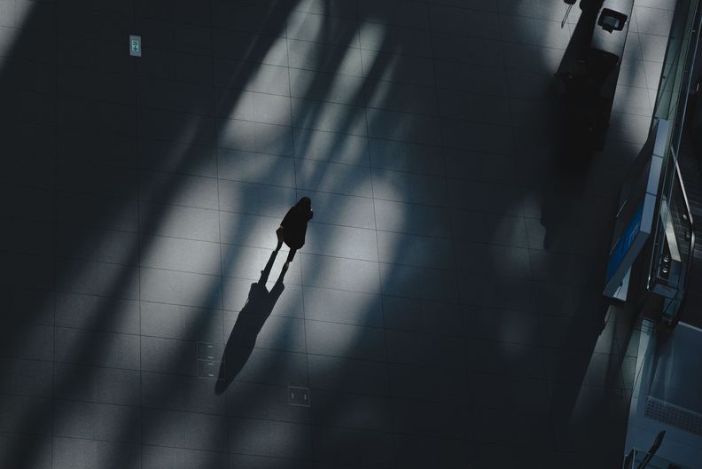 Person alleine am Gehweg Person alleine am Gehweg