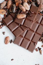 Schokolade und Kakaobohnen