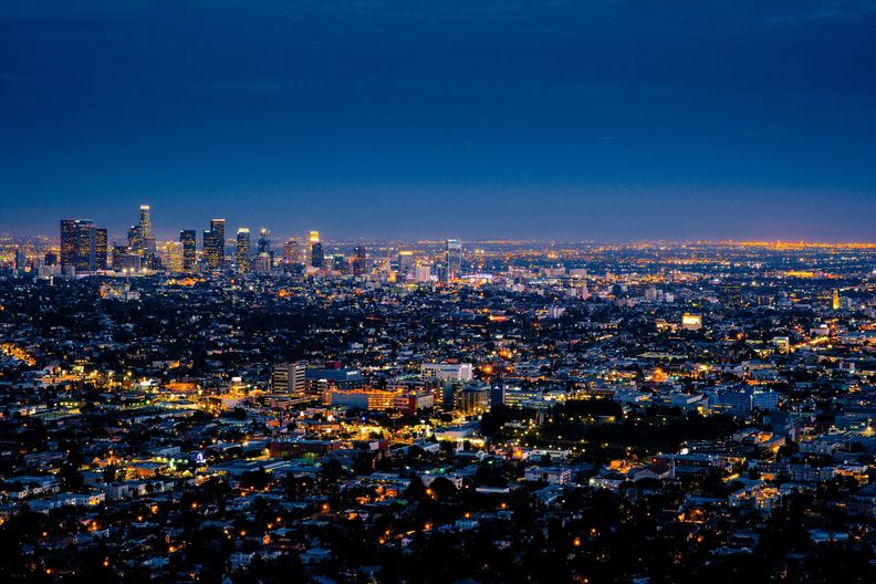 Eine Stadt bei Nacht. Eine Stadt bei Nacht.